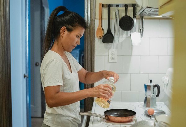 « Préparez des chips de courge butternut au four sans huile : une collation légère et savoureuse ! »