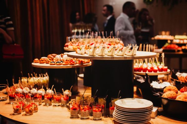Cocktail dinatoire Paris : idées et conseils pour réussir votre réception
